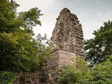 Yburg bei Baden-Baden, kaputte Mauer auf der Burg