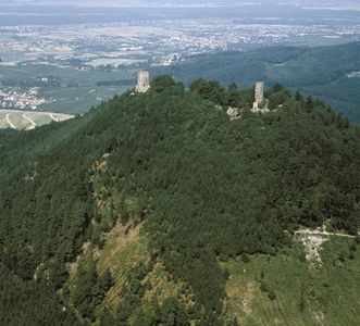 Yburg mit Burganlage von Südosten