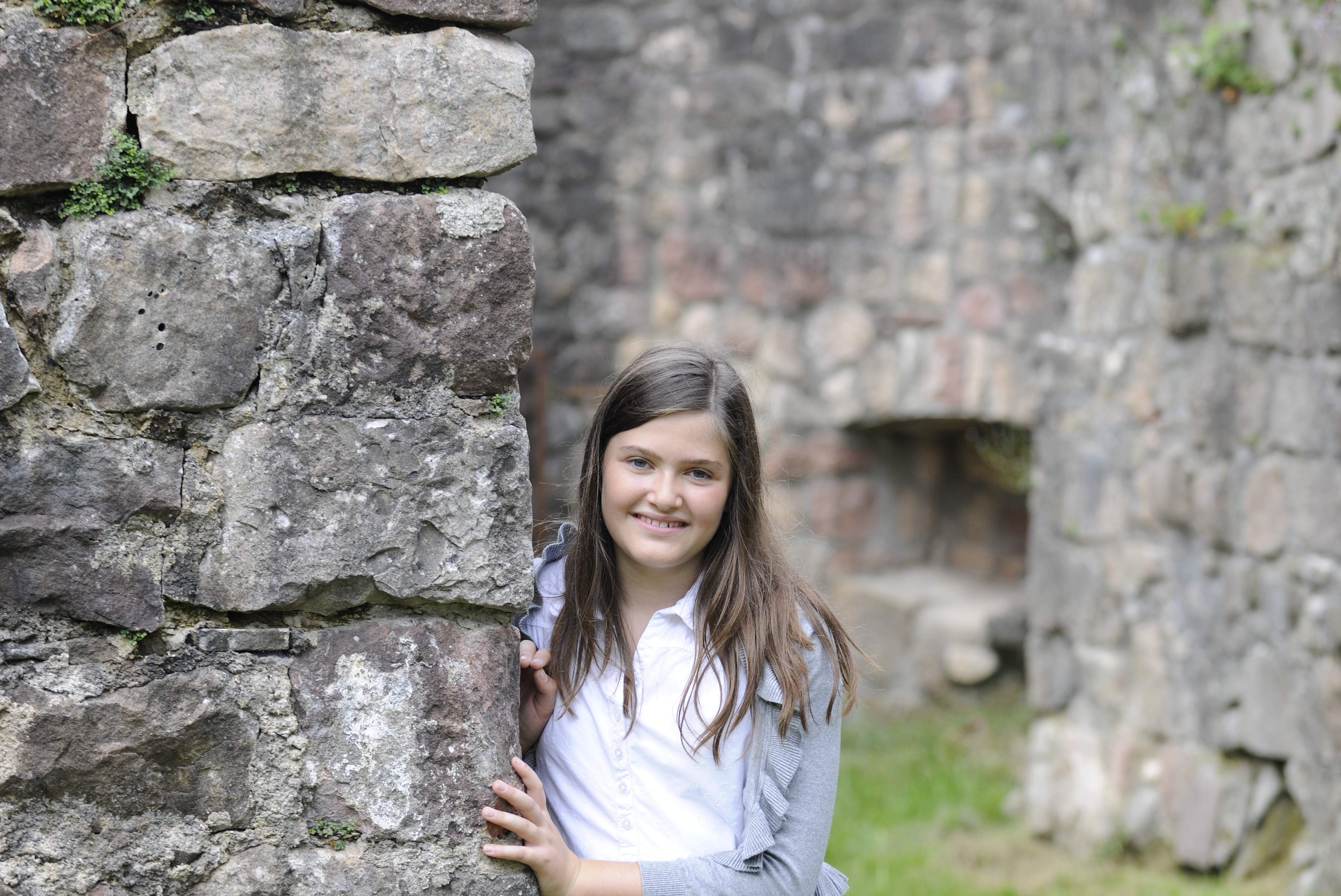 Besucherin auf der Yburg