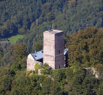 Der westliche Bergfried aus Vogelperspektive