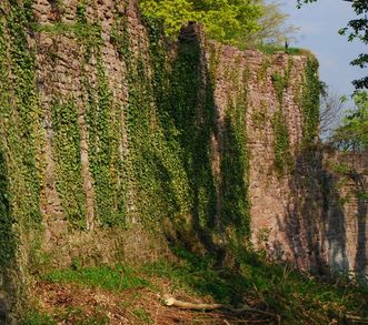 Aussenmauer der Yburg